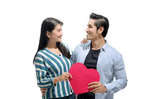 亚洲夫妇的肖像举行一个红纸心脏一起站在孤立在白色的背景 爱情概念和情人节 — 图库照片
