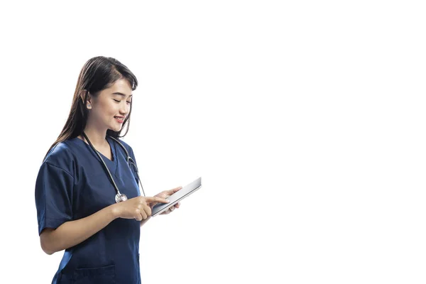Sorrindo Asiático Médico Mulher Com Estetoscópio Usando Tablet Isolado Sobre — Fotografia de Stock