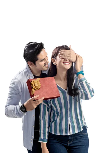 Jovem Casal Asiático Celebrando Dia Dos Namorados Com Dando Presente — Fotografia de Stock