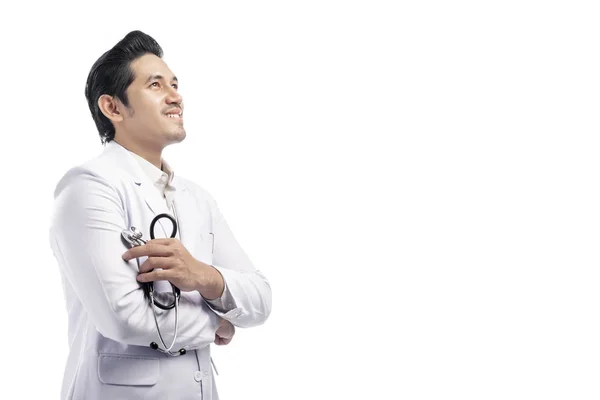 英俊的亚洲医生人在白色实验室外套拿着听诊器与交叉的胳膊站立在白色背景 — 图库照片