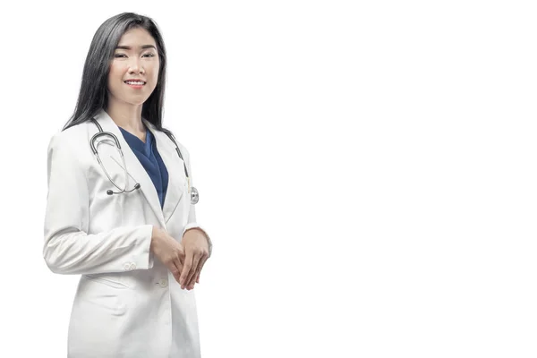 Schöne Asiatische Ärztin Weißem Labormantel Und Stethoskop Steht Isoliert Über — Stockfoto