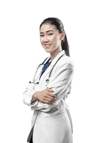 Dokter Wanita Asia Cantik Dengan Jas Lab Dan Stetoskop Berdiri — Stok Foto