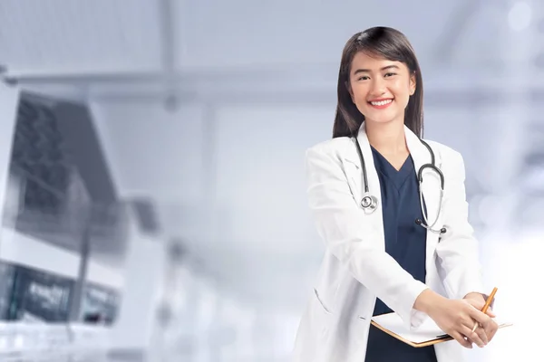 Sourire Asiatique Médecin Femme Avec Laboratoire Manteau Tenant Presse Papiers — Photo