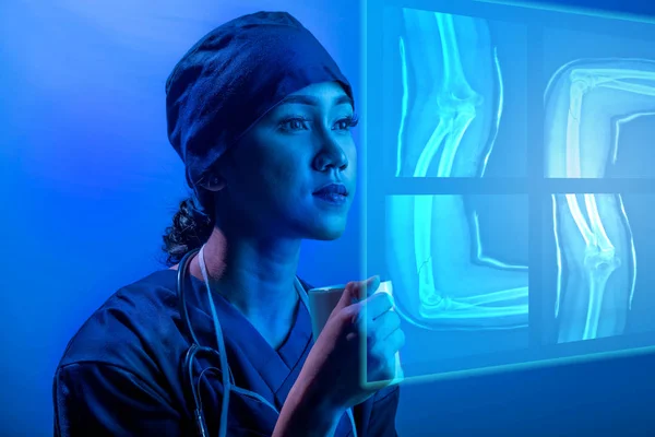 Jeune Asiatique Médecin Femme Regardant Numérique Scan Sur Écran Virtuel — Photo