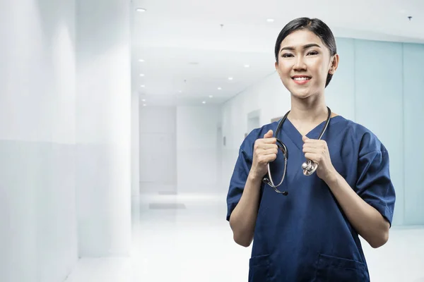 Atractiva Mujer Médica Asiática Con Estetoscopio Cuello Clínica —  Fotos de Stock
