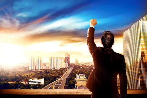 Framgångsrika Asiatiska Affärsman Lyfte Arm Till Himlen Över Stadsbilden Bakgrund — Stockfoto
