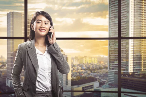 Pretty Asian Businesswoman Talking Smartphone Cityscapes Background — Stock Photo, Image