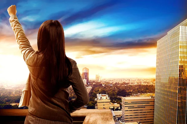 아시아 비즈니스 우먼의 그녀를 도시에 — 스톡 사진