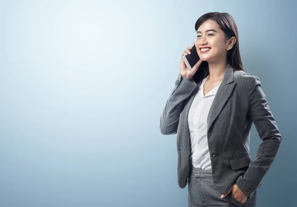 Young Asian Business Woman Talking Smartphone Colored Background — Stock Photo, Image