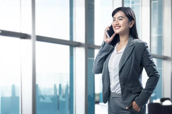 Gülümseyen Asya Kadın Ofiste Cep Telefonunda Söz — Stok fotoğraf