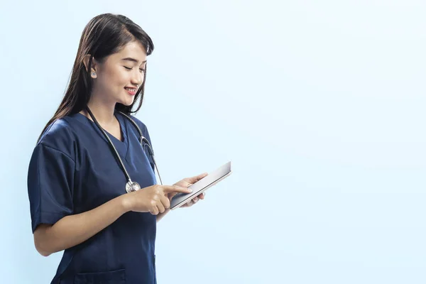 Jeune Asiatique Médecin Femme Avec Stéthoscope Utilisant Tablette Numérique Sur — Photo
