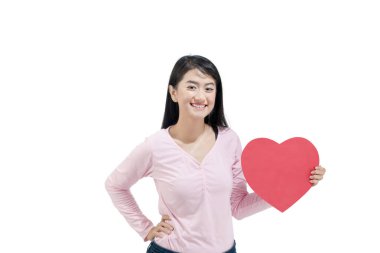Beyaz arka plan üzerinde izole kırmızı kalp kağıt poz tutan Asyalı kadın görüntüsü. Sevgililer günü