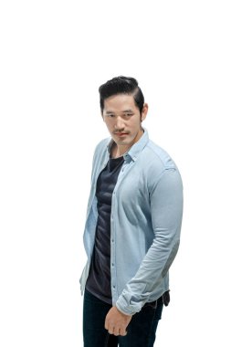 Asya yakışıklı beyaz arka plan üzerinde izole duran mavi gömlekli