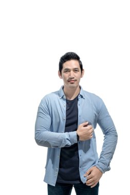 Mavi gömlek beyaz arka plan üzerinde izole ayakta olan romantik Asya adam. Sevgililer günü