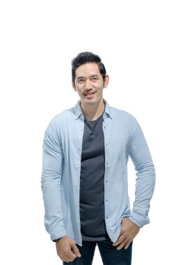 Casual bez beyaz arka plan üzerinde izole duran Genç Asyalı adam. Sevgililer günü