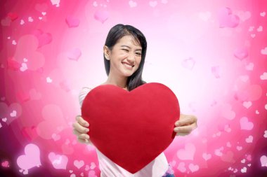 Kırmızı kalp kağıt ile duran güzel Asyalı kadın. Sevgililer günü