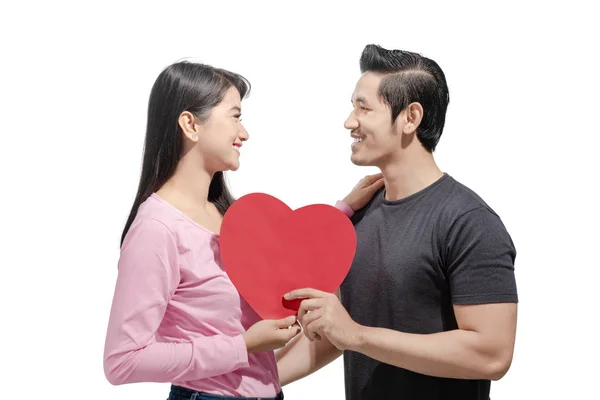 亚洲夫妇拿着红心 看着对方的肖像摆姿势孤立在白色的背景 爱情概念和情人节 — 图库照片