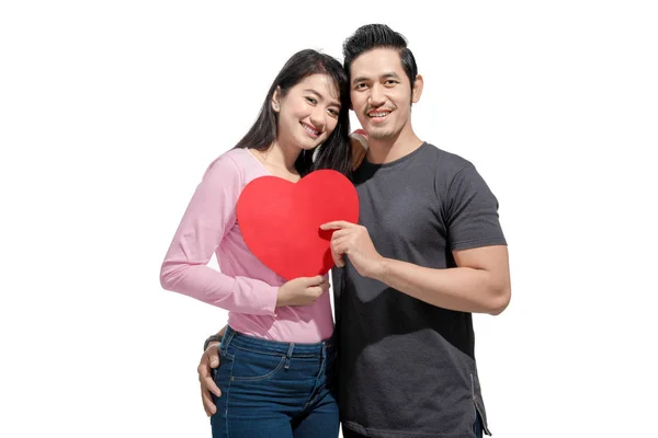 亚洲夫妇的肖像拥抱和举行红纸心站在白色背景孤立 爱情概念和情人节 — 图库照片