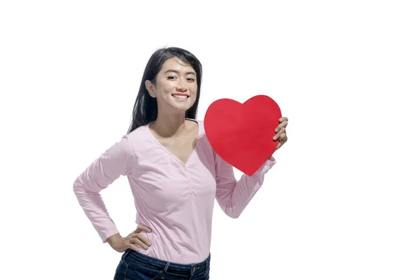 Sorrindo Mulher Asiática Segurando Forma Coração Vermelho Posando Isolado Sobre — Fotografia de Stock