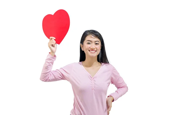 Vacker Asiatisk Kvinna Visar Rött Papper Hjärtan Poserar Isolerade Över — Stockfoto