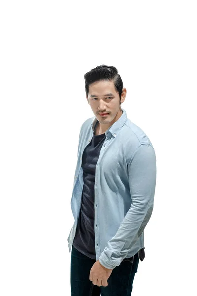 Knappe Aziatische Man Blauw Shirt Permanent Geïsoleerd Witte Achtergrond — Stockfoto