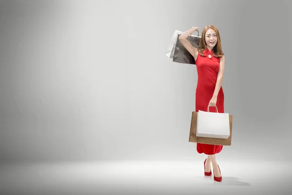 Mujer Bastante China Con Vestido Cheongsam Llevando Bolsas Compras Feliz —  Fotos de Stock