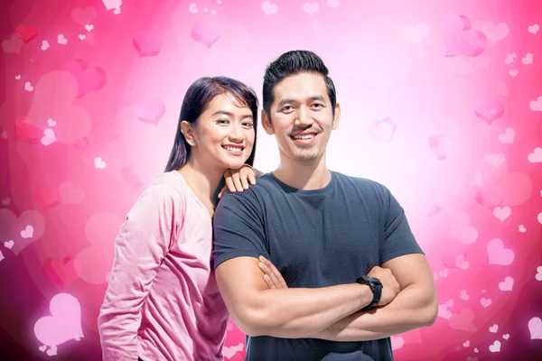 微笑的亚洲夫妇与妇女靠在男人的肩膀在粉红色的背景 爱情概念和情人节 — 图库照片