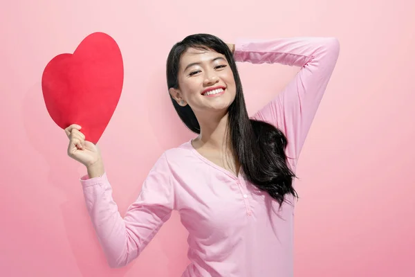 Souriant Asiatique Femme Tenant Papier Coeur Rouge Saint Valentin — Photo