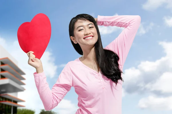 Mignon Asiatique Femme Avec Papier Coeur Rouge Sur Ses Mains — Photo