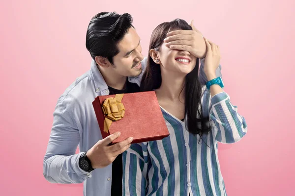 浪漫的亚洲男人掩盖了他的女朋友的眼睛 给他一个惊喜 爱情概念和情人节 — 图库照片