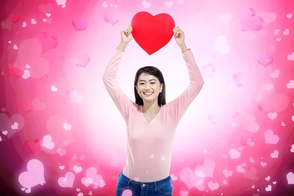 Feliz Mulher Asiática Segurando Coração Vermelho Dia Dos Namorados — Fotografia de Stock