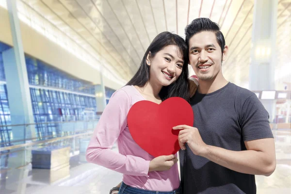 浪漫的亚洲情侣在爱站在一起 并举行红色的心形状 爱情概念和情人节 — 图库照片
