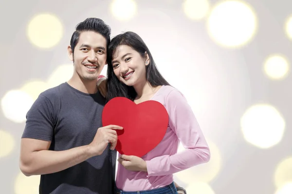 Feliz Asiático Casal Abraçando Segurando Vermelho Coração Forma Juntos Conceito — Fotografia de Stock