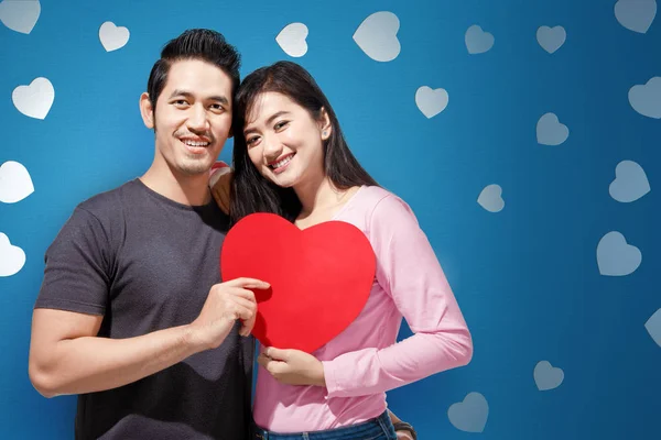 Счастливая Азиатская Пара Обнимается Держит Красное Сердце Вместе Понятие Любви — стоковое фото