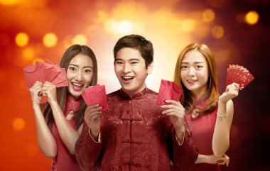 Geleneksel elbise kırmızı zarf tutan Çin halkının portresi. Mutlu Çin yeni yılı