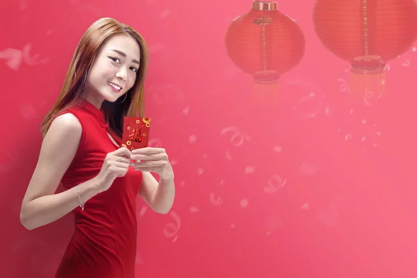 Aantrekkelijke Chinese Vrouw Met Cheongsam Jurk Angpao Houden Happy Chinese — Stockfoto
