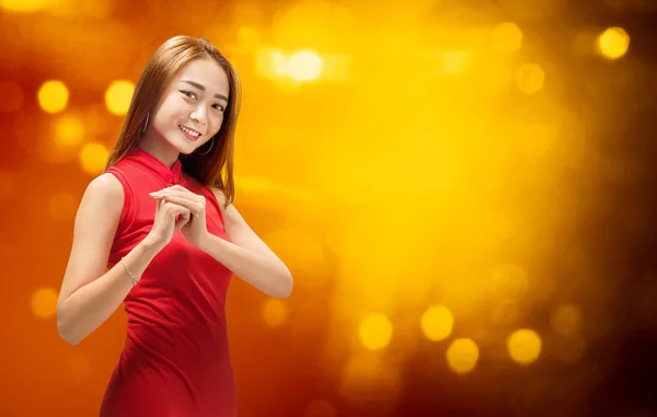 Unga Kinesiska Kvinnan Cheongsam Klänning Med Gest Gratulationen Happy Kinesiska — Stockfoto