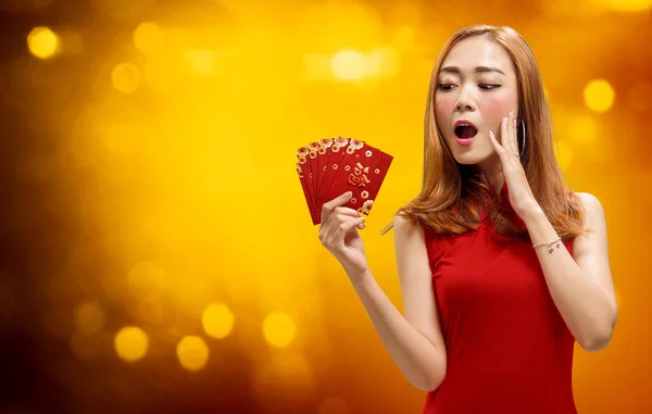 Happy Kinesiska Kvinna Med Cheongsam Klänning Och Röda Kuvert Happy — Stockfoto