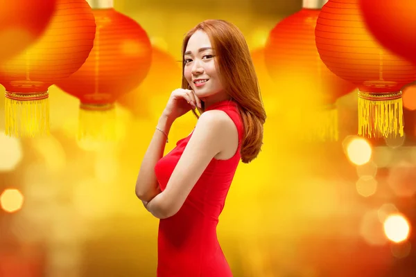 Geleneksel Kıyafet Ayakta Arka Planda Fenerle Güzel Çinli Kadın Mutlu — Stok fotoğraf