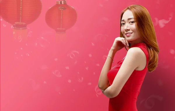 Lachende Chinese Vrouw Met Cheongsam Jurk Permanent Rode Achtergrond Met — Stockfoto