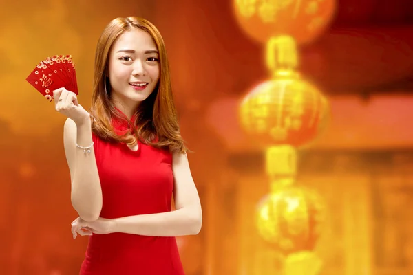 Gelukkig Chinese Vrouw Cheongsam Jurk Rode Enveloppen Happy Chinese Nieuwjaar — Stockfoto
