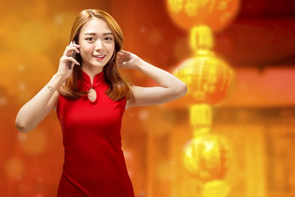 Vrij Chinese Vrouw Met Cheongsam Jurk Praten Aan Telefoon Rode — Stockfoto