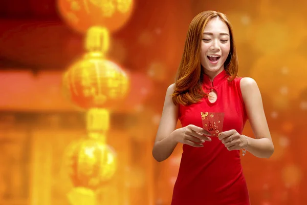 チャイナ ドレスと赤い封筒の中国女性を興奮させた 幸せな中国の旧正月 — ストック写真