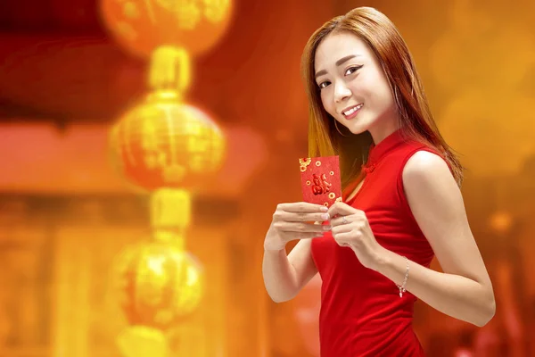Молодая Китаянка Платье Чхонсам Держит Ангпао Новым Годом Китайски — стоковое фото