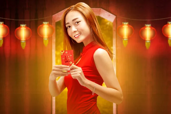 Lachende Chinese Vrouw Met Traditionele Jurk Rode Enveloppen Houden Happy — Stockfoto
