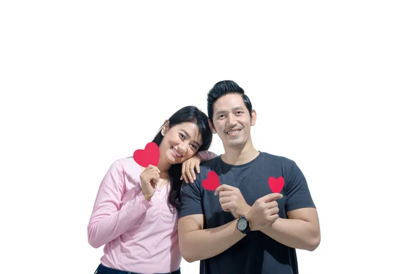 亚洲夫妇的肖像站在红纸心脏摆姿势孤立在白色背景 爱情概念和情人节 — 图库照片