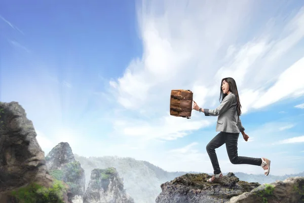 かなりアジアのビジネスの女性は 山の頂上に歩いてブリーフケースを運ぶします ビジネスの成功のコンセプト — ストック写真