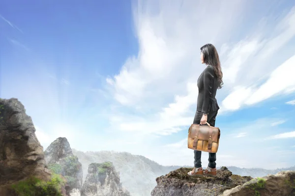 Attraktive Asiatische Geschäftsfrau Mit Aktentasche Die Oben Auf Dem Berg — Stockfoto