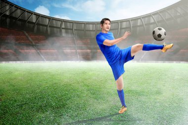 Stadyumda topu tekmeleme çekici Asya futbol oyuncusu