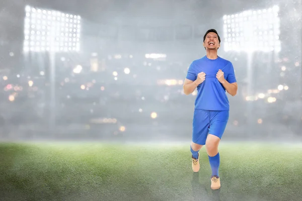 Feliz Asiático Jogador Futebol Comemorar Seus Objetivos Jogo — Fotografia de Stock